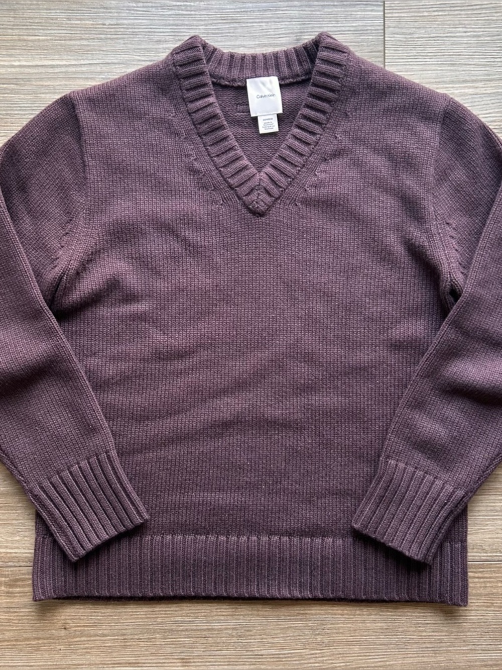 Calvin Klein | Wool V-Neck Sweater in Raisin Burgendy (X-Small)